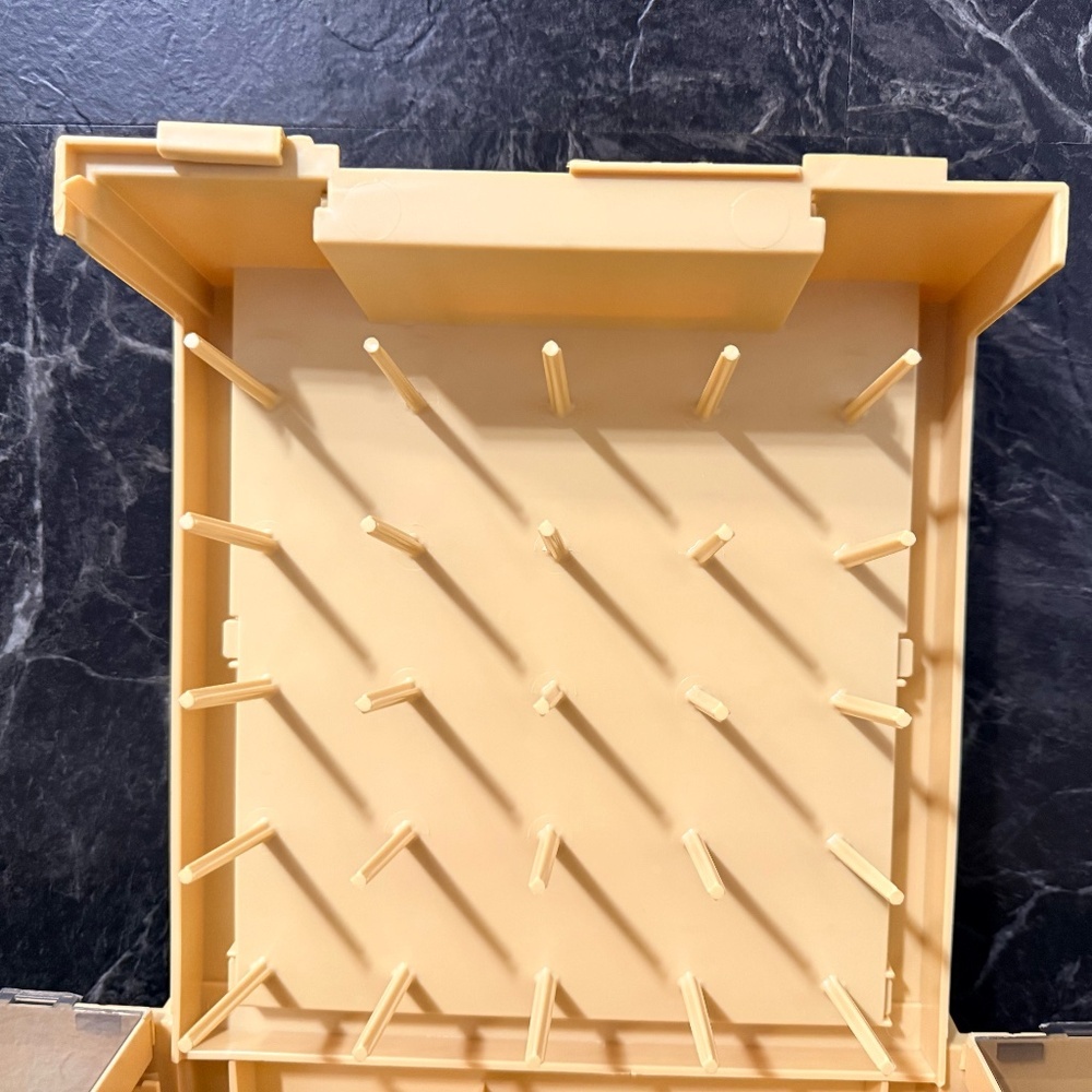 1983 WORLD WIDE MEDIA Folding Plastic Sewing Box w/Thread Spools - Picture 5 of 16